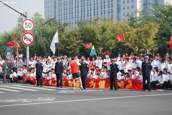 同学们，让我们一起祝福祖国祝福全运。